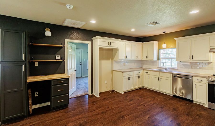 101 N Hubbard St, Alvord, TX 76225 - 3 Beds, 1 Bath
