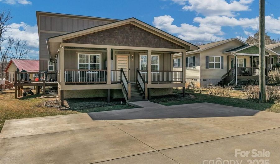 215 E Oakview Rd, Asheville, NC 28806 - 5 Beds, 4 Bath