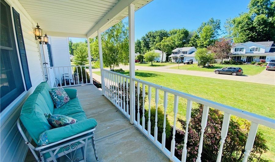 869 MOSS CANYON Dr, Amherst, OH 44001 - 4 Beds, 3 Bath