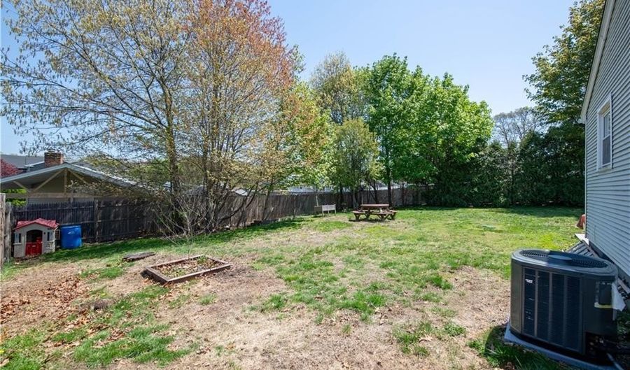 1 Knollwood Dr, Cumberland, RI 02864 - 3 Beds, 2 Bath