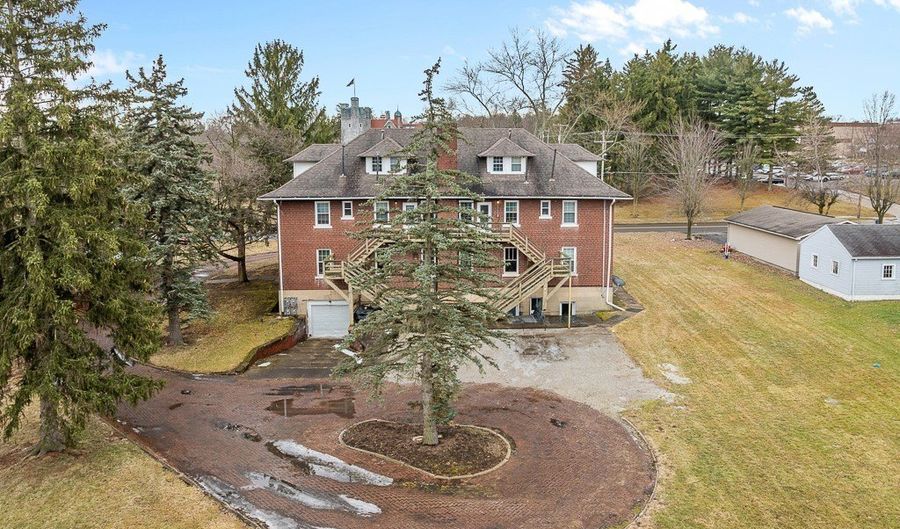 203 Glamorgan St, Alliance, OH 44601 - 8 Beds, 4 Bath