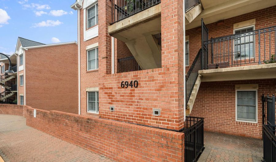 6940 FAIRFAX Dr 200, Arlington, VA 22213 - 2 Beds, 2 Bath