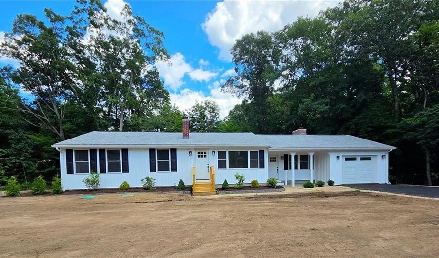 513 Knotty Oak Rd, Coventry, RI 02816 - 3 Beds, 2 Bath