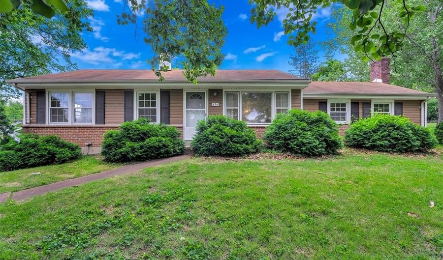 425 Bush Dr, Ballwin, MO 63021 - 3 Beds, 2 Bath