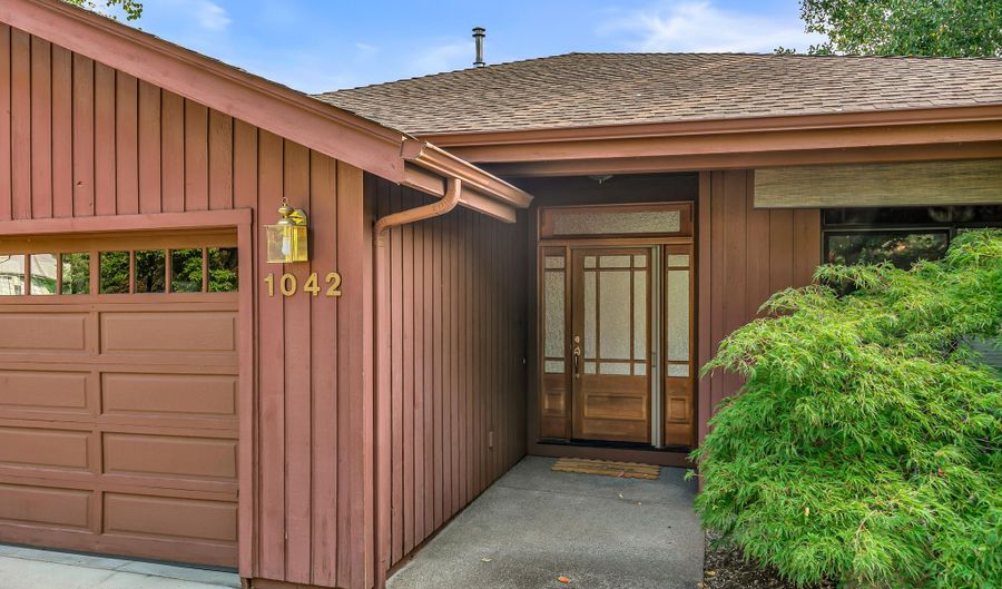 1042 Oak Knoll Dr, Ashland, OR 97520 - 4 Beds, 3 Bath