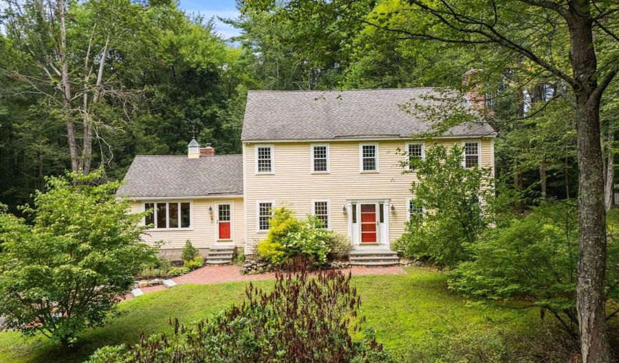 6 Winterberry Dr, Amherst, NH 03031 - 4 Beds, 3 Bath