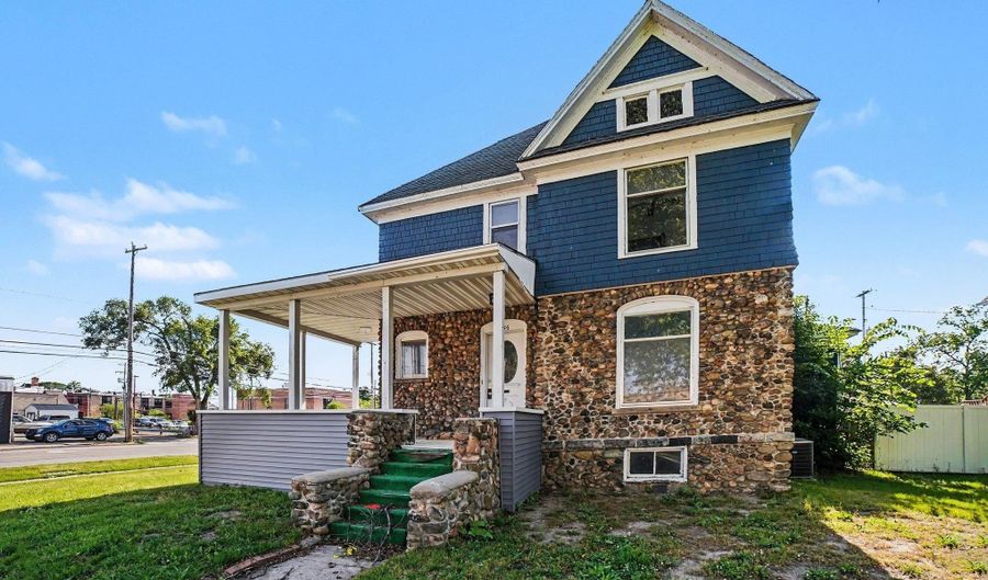 236 E Center St, Alma, MI 48801 - 3 Beds, 2 Bath