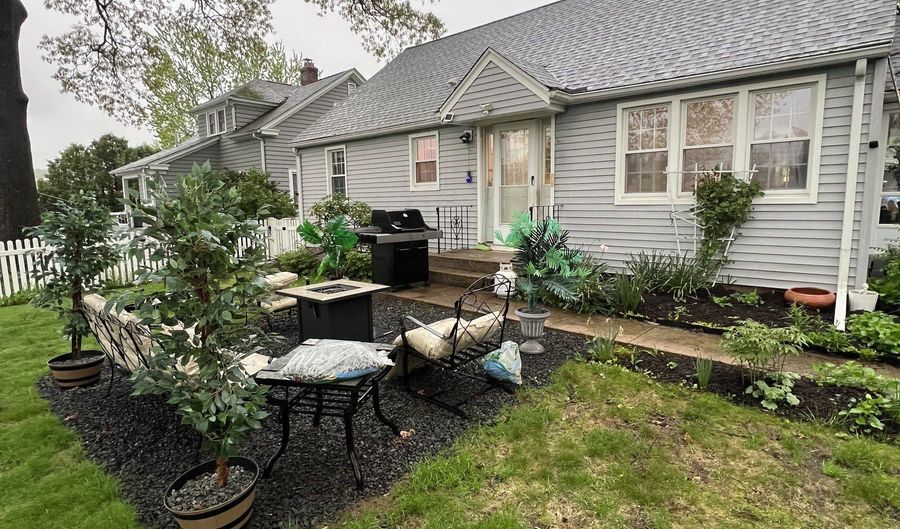 121 Dorothy Rd, Bristol, CT 06010 - 2 Beds, 1 Bath