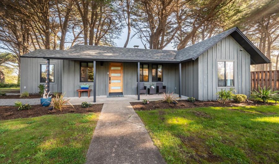 390 4TH St SW, Bandon, OR 97411 - 2 Beds, 1 Bath