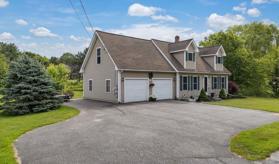 38 Fairview Ave, Auburn, ME 04210 - 3 Beds, 2 Bath