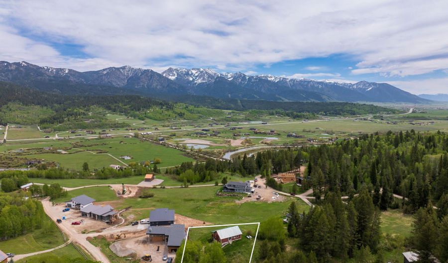 31 PINE HOLLOW Ct, Alpine, WY 83128 - 4 Beds, 3 Bath
