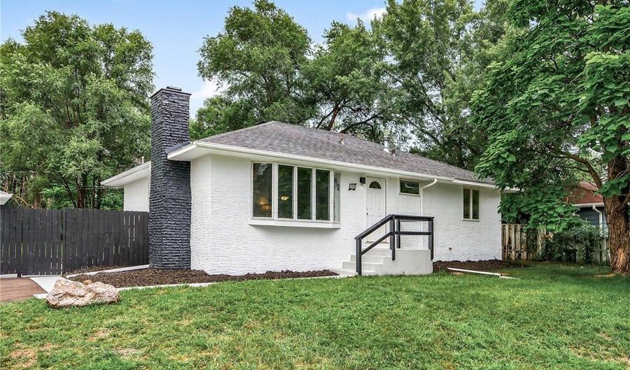 729 40th Ln, Anoka, MN 55303 - 2 Beds, 1 Bath