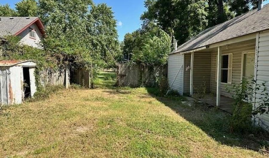 221 E Broadway Ave, Augusta, KS 67010 - 1 Beds, 1 Bath