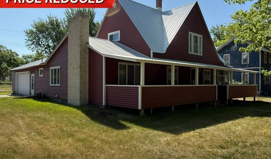 211 N Madison St, Atkinson, NE 68713 - 5 Beds, 3 Bath
