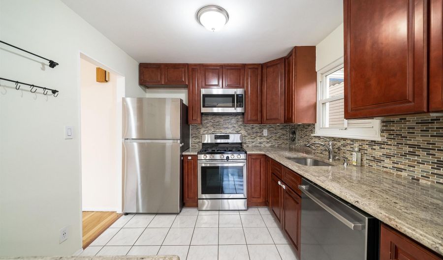 178 W 17TH St Unit 1, Bayonne, NJ 07030 - 3 Beds, 2 Bath