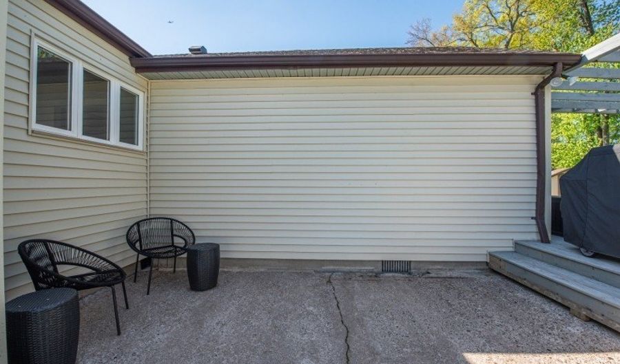 18 Evergreen Dr, Bayonne, NJ 07035 - 3 Beds, 2 Bath