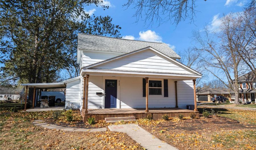 217 N 6th St, Adel, IA 50003 - 3 Beds, 2 Bath