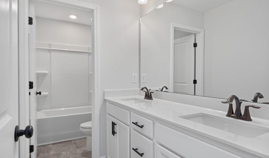 323 Queensferry Ln, Aberdeen, NC 28315 - 4 Beds, 4 Bath