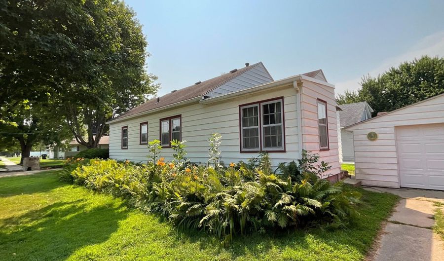 1311 5th St NW, Austin, MN 55912 - 3 Beds, 2 Bath