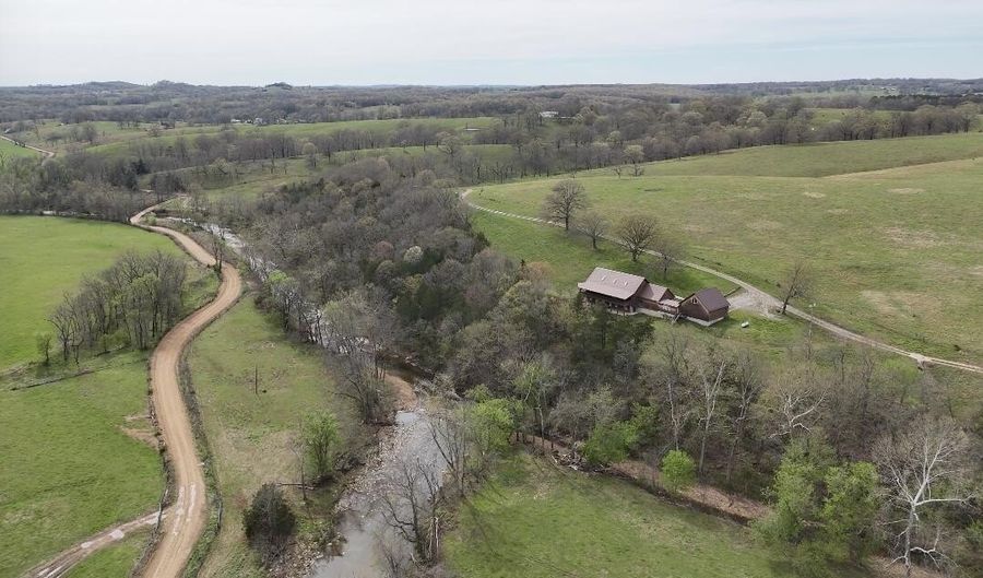 300 Round Up Ln, Bakersfield, MO 65609 - 3 Beds, 4 Bath