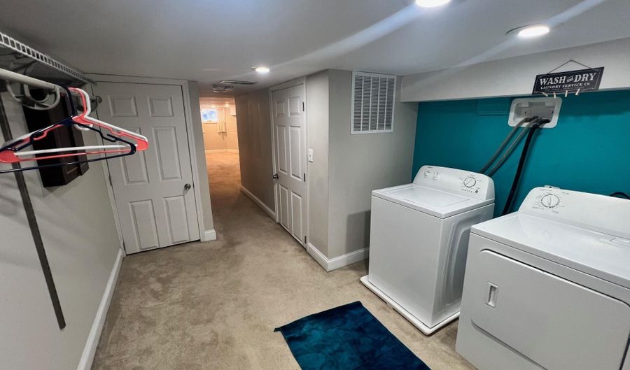 211 S ROBINSON St, Baltimore, MD 21224 - 3 Beds, 3 Bath