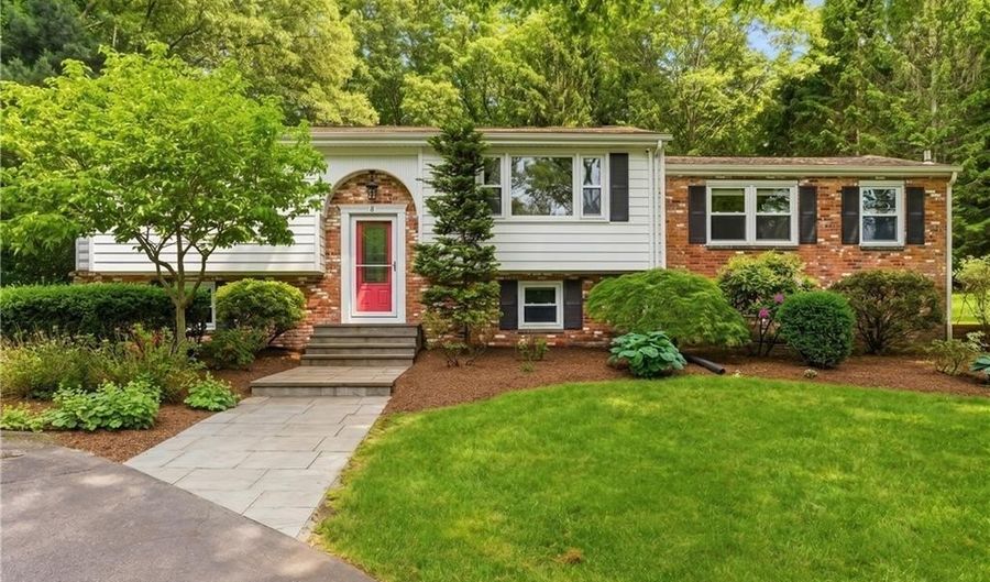 8 Ledgemont Dr, Lincoln, RI 02865 - 3 Beds, 3 Bath