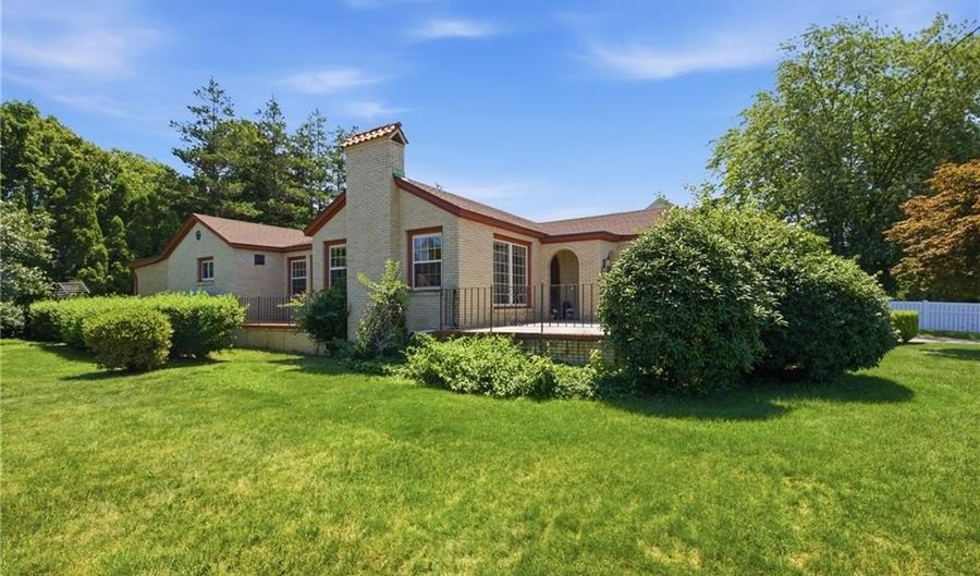 247 W Main Rd, Middletown, RI 02842 - 5 Beds, 4 Bath