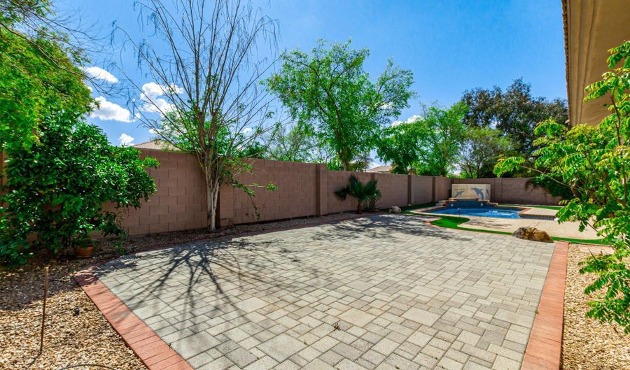 1687 E CAROB Dr, Chandler, AZ 85286 - 3 Beds, 3 Bath