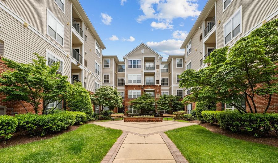4862 EISENHOWER Ave 273, Alexandria, VA 22304 - 1 Beds, 1 Bath