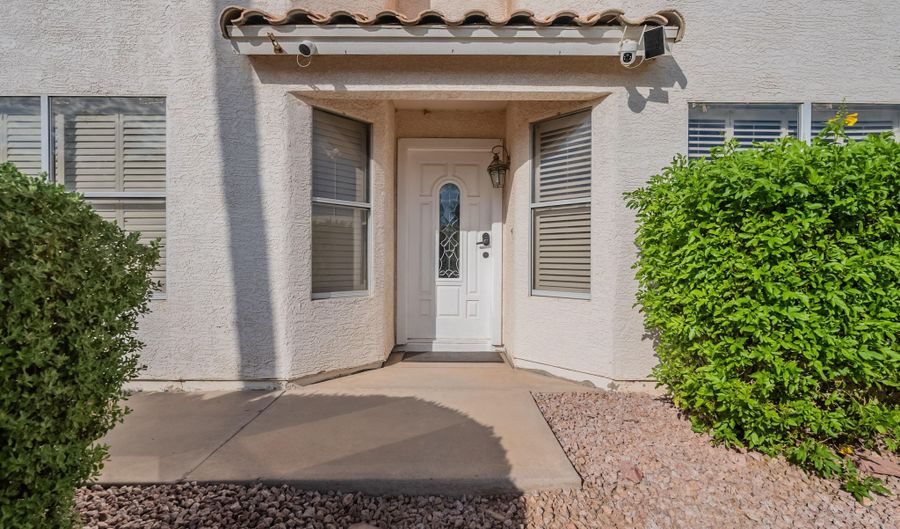 1070 W LARK Dr, Chandler, AZ 85286 - 4 Beds, 4 Bath