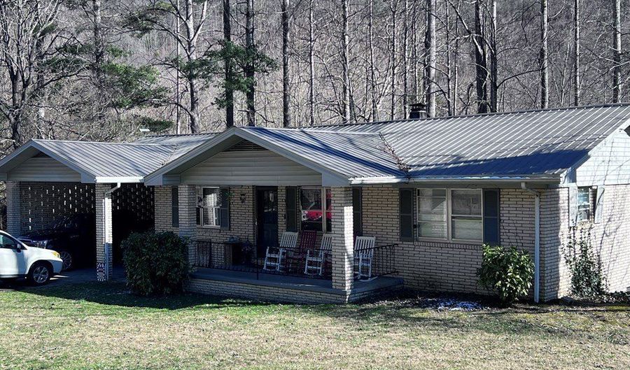 4862 Hwy 28 N, Almond, NC 28702 - 2 Beds, 2 Bath