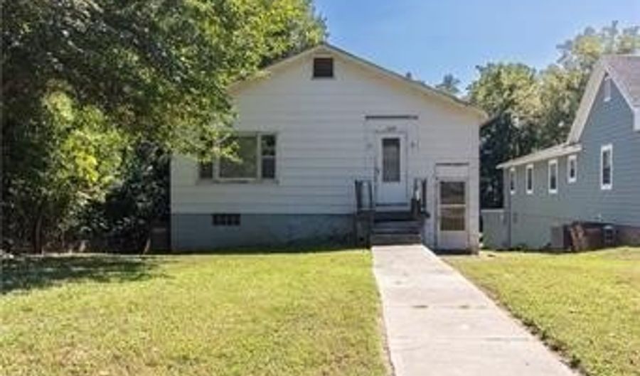 1024 Mound St, Atchison, KS 66002 - 2 Beds, 2 Bath