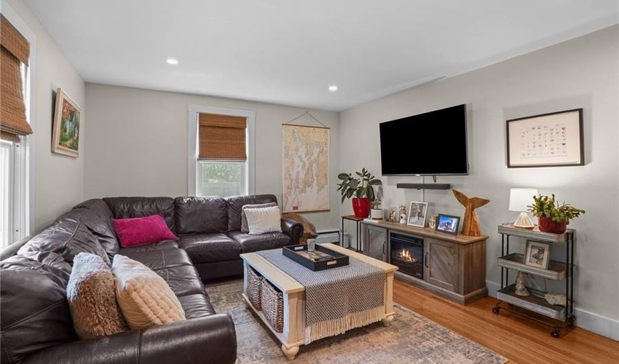 40 Queen St, North Kingstown, RI 02852 - 3 Beds, 1 Bath