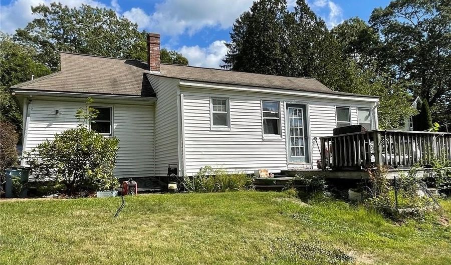 163 Woodside Ave, Cumberland, RI 02864 - 2 Beds, 1 Bath