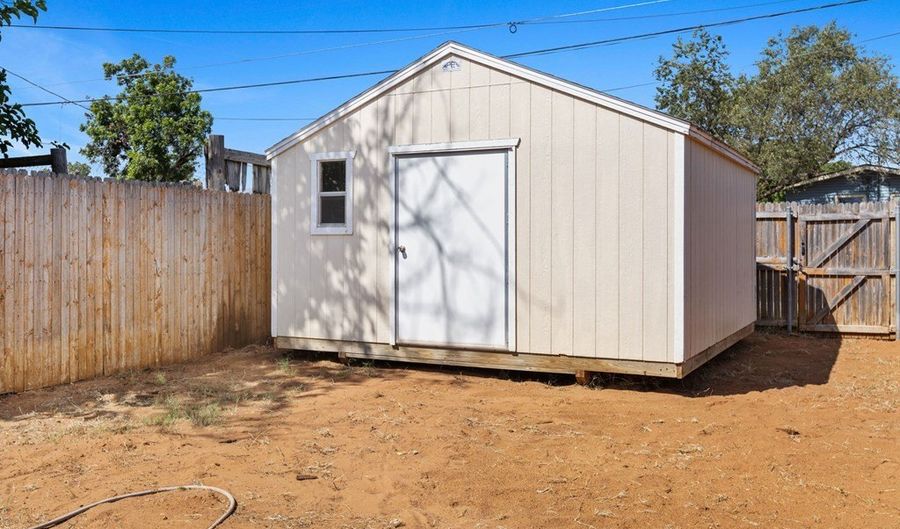 300 SW 10th St, Andrews, TX 79714 - 4 Beds, 1 Bath