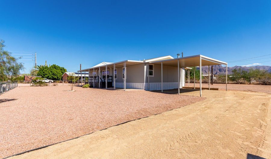 81 S TOMAHAWK Rd, Apache Junction, AZ 85119 - 3 Beds, 2 Bath