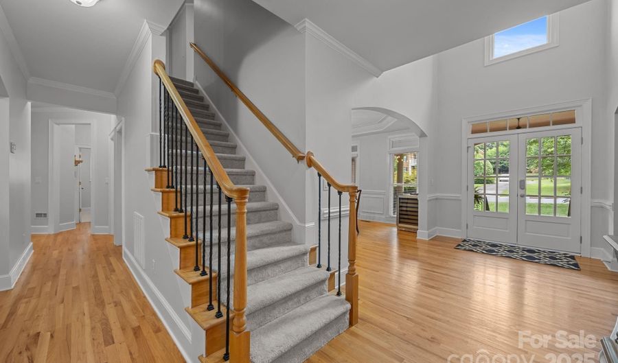 6323 Woodleigh Oaks Dr, Charlotte, NC 28226 - 5 Beds, 4 Bath
