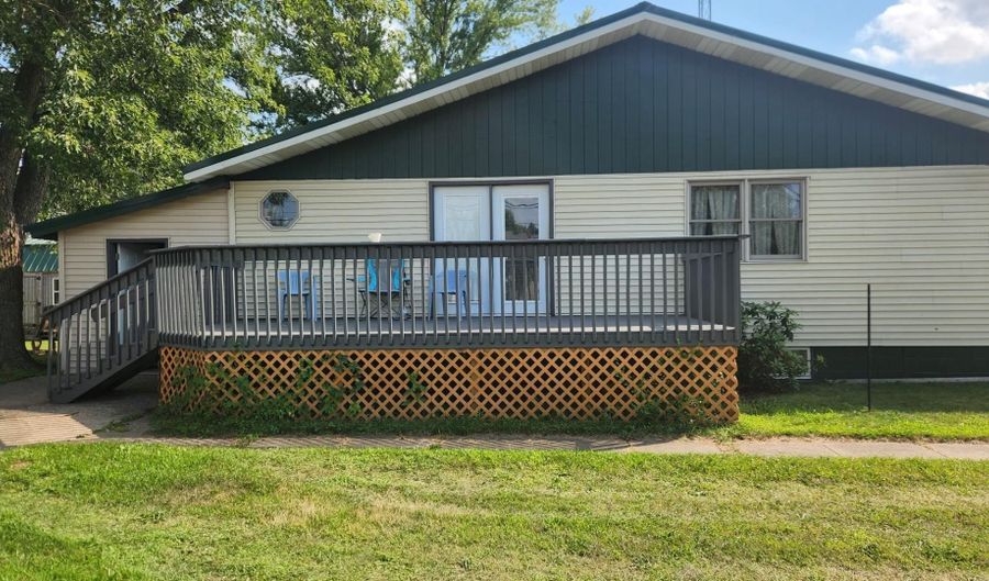 108 S OAK St, Adams, WI 53910 - 3 Beds, 1 Bath