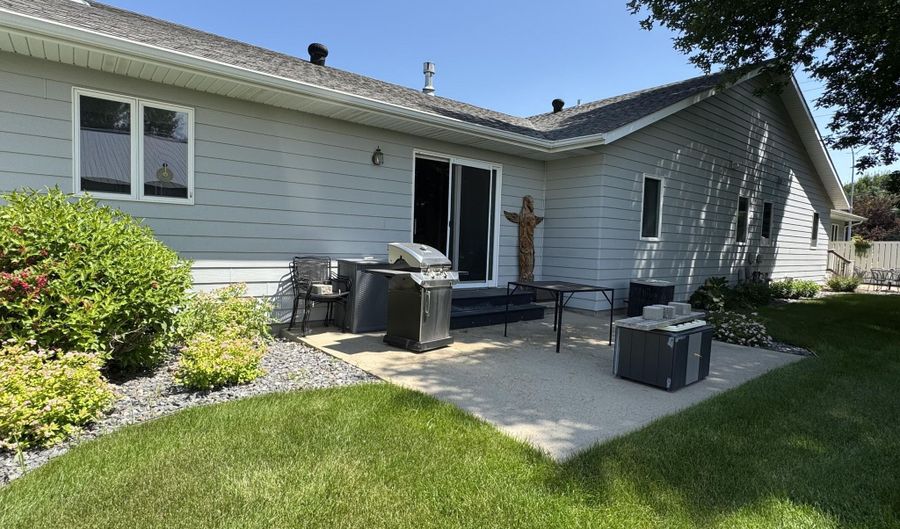 2326 SE Crystal Ave, Aberdeen, SD 57401 - 2 Beds, 2 Bath