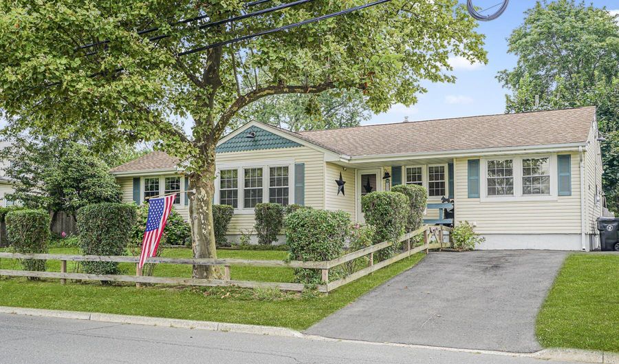 216 Main St, Middletown, NJ 07748 - 5 Beds, 3 Bath