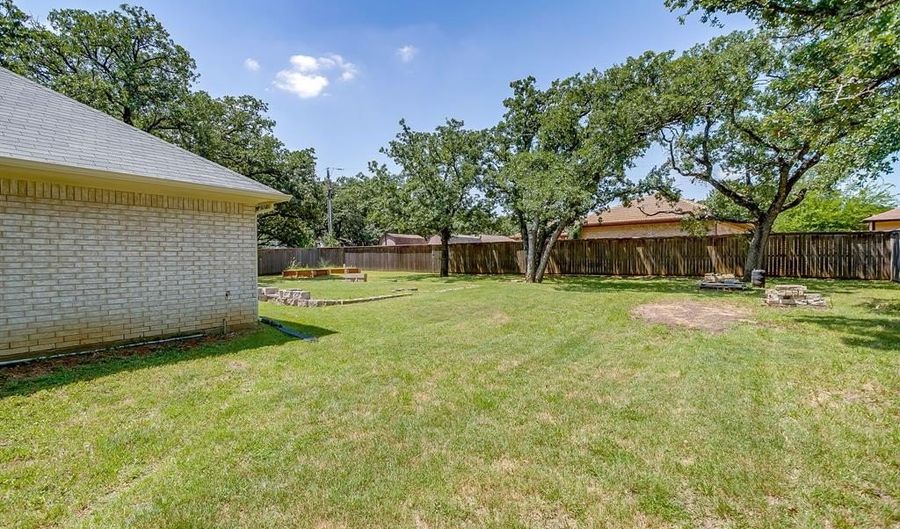 202 Woodlawn Dr, Keene, TX 76059 - 4 Beds, 2 Bath