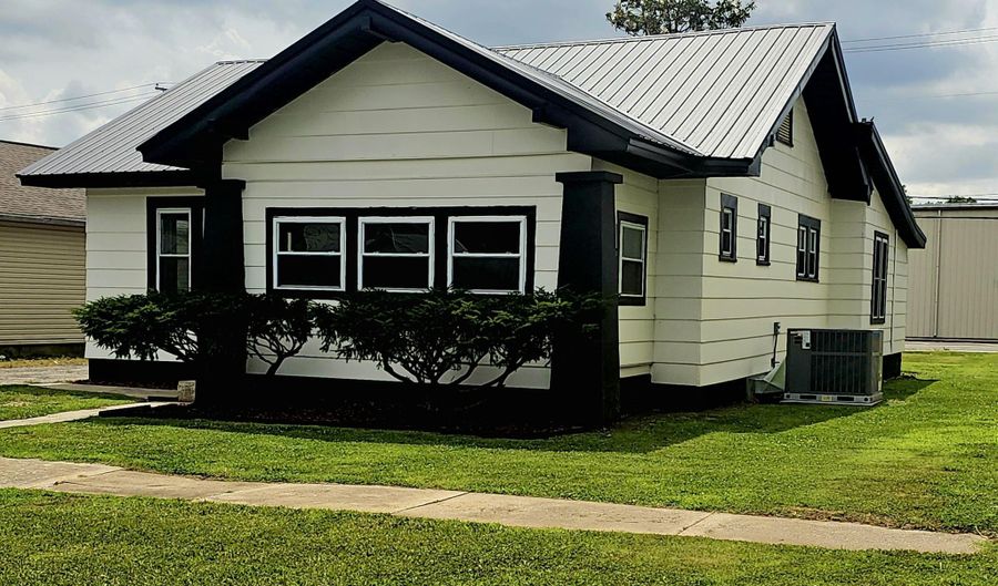 2023 East Ave, Baxter Springs, KS 66713 - 3 Beds, 2 Bath