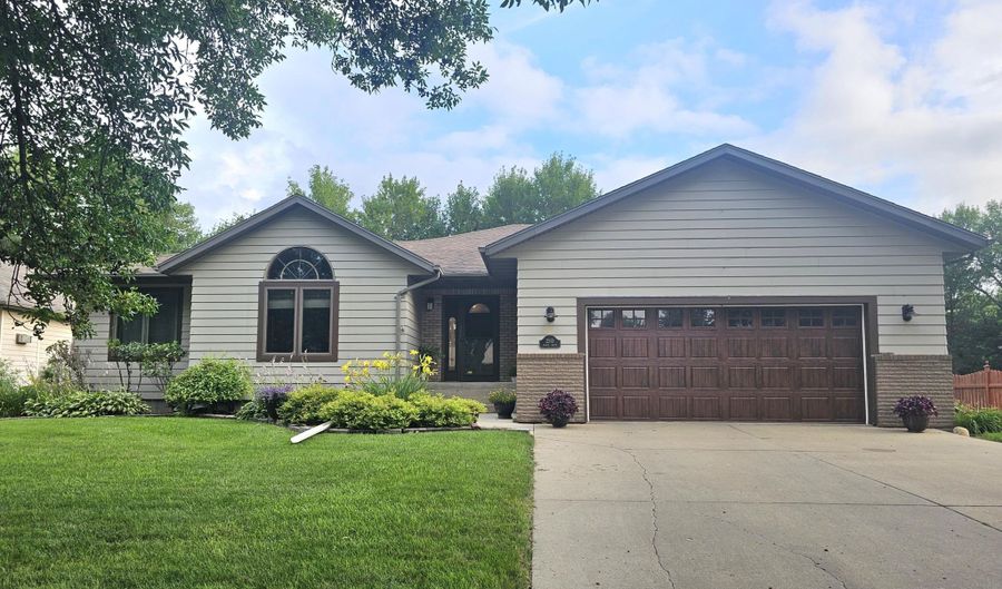 2510 Bobbie Dr, Aberdeen, SD 57401 - 5 Beds, 3 Bath