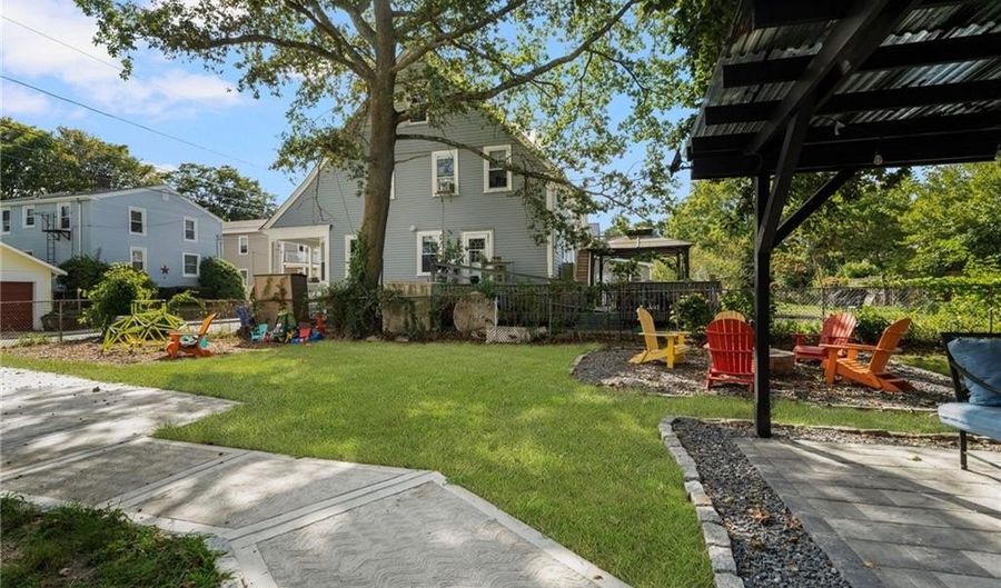 183 Wood St 3, Bristol, RI 02809 - 2 Beds, 1 Bath