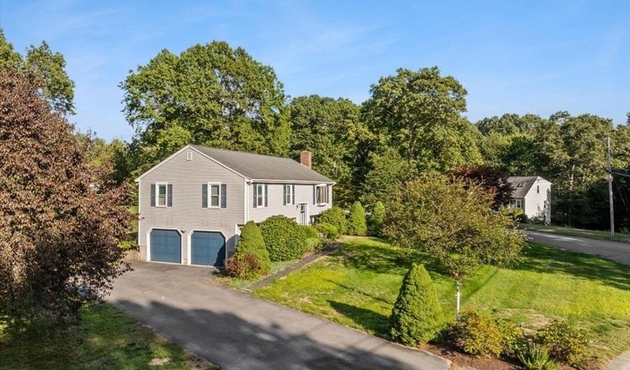 20 Stanley Ave, Berkley, MA 02779 - 3 Beds, 2 Bath