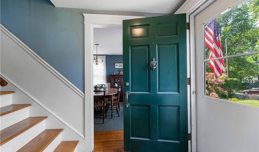 281 Green End Ave, Middletown, RI 02842 - 3 Beds, 2 Bath