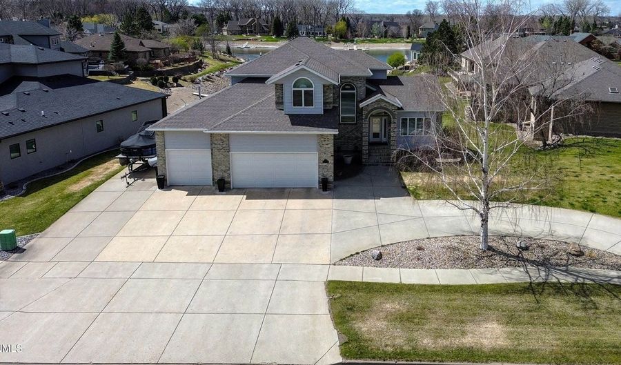 1700 Riverwood Dr, Bismarck, ND 58504 - 5 Beds, 4 Bath