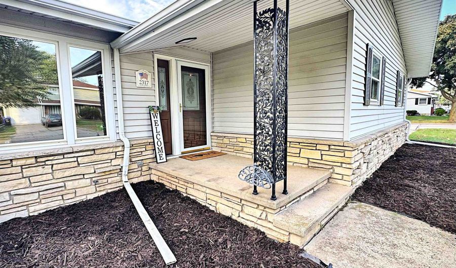 2317 N BAY St, Appleton, WI 54911 - 3 Beds, 2 Bath