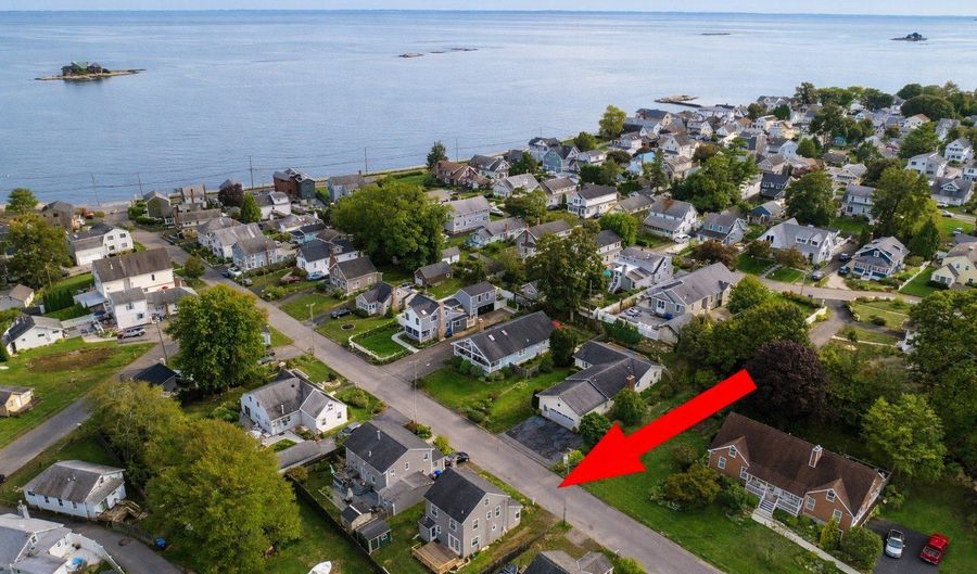 42 Waverly Rd, Branford, CT 06405 - 3 Beds, 2 Bath