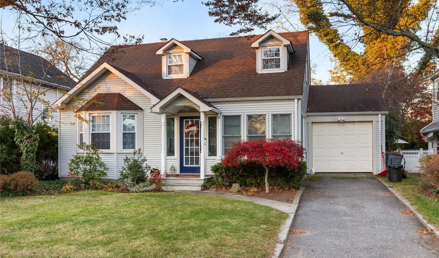 55 Robbins Ave, Amityville, NY 11701 - 2 Beds, 3 Bath